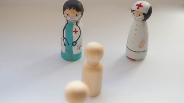 医師と看護師と患者の人形